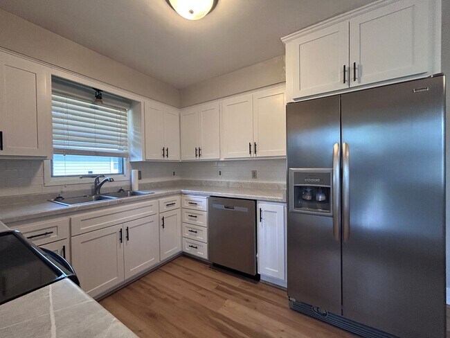 Building Photo - 4 Bed 2 Bath
