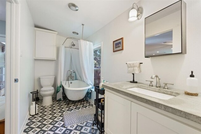 Building Photo - 5711 Chesterfield Ave