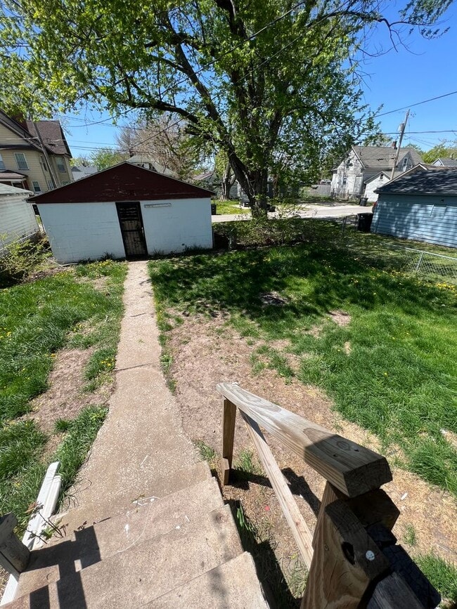 Building Photo - 3 bedroom 1 bath home in Rock Island