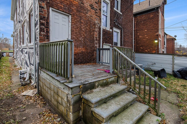 Building Photo - 593 Hague St