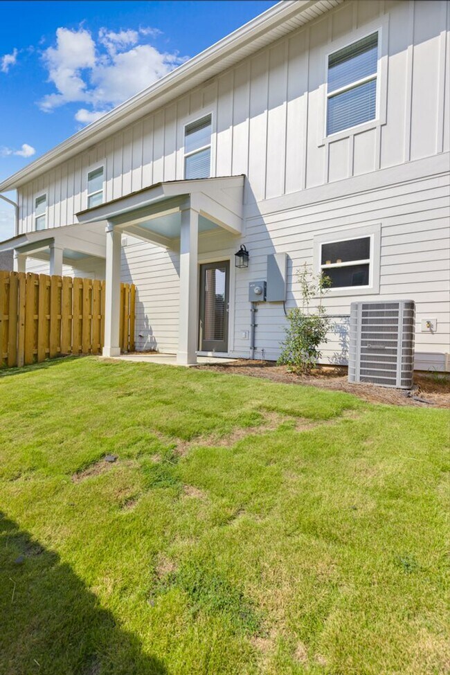 Building Photo - 3260 Academy Dr