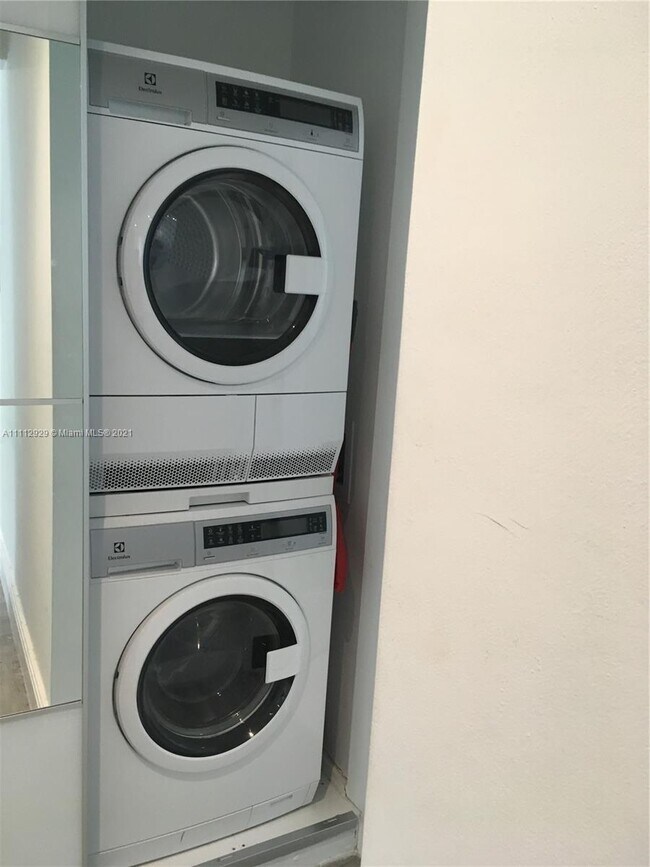 Building Photo - 645 Lenox Ave