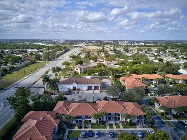 Building Photo - 400 Club Cir