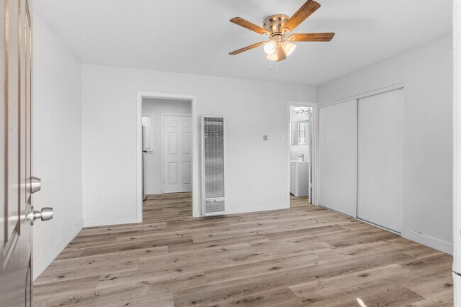 Interior Photo - 2652-2728 E 15th St