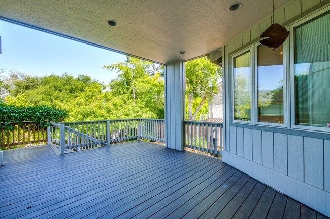 Building Photo - Large 3,767 sqft home on a 10,000 sqft lot- 2 bed located on 1st floor w/ separate entrance - Top...