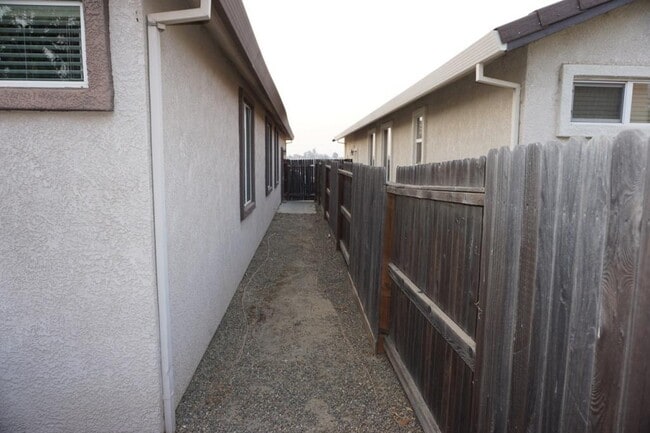 Building Photo - 424 Barclay Way