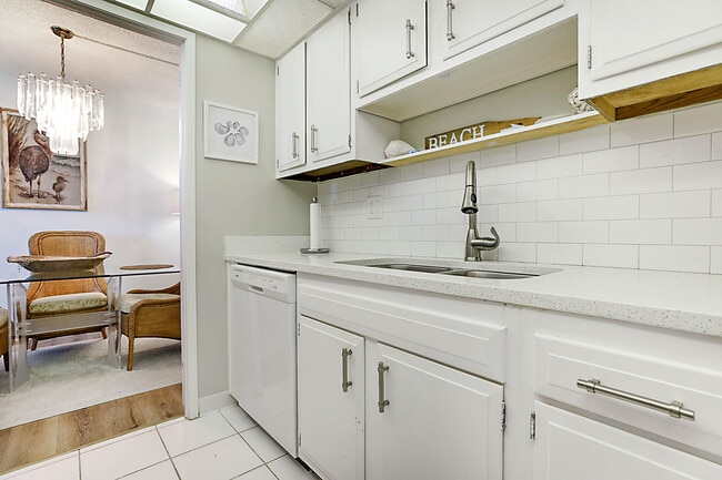 Building Photo - 2121 N Ocean Blvd