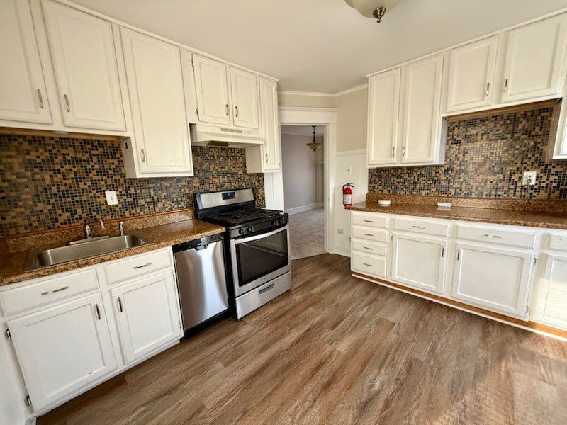 Building Photo - 404 W Broad St