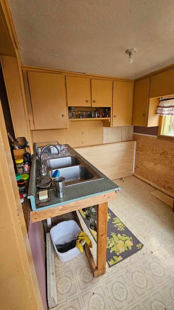 Building Photo - Large Corner Lot House