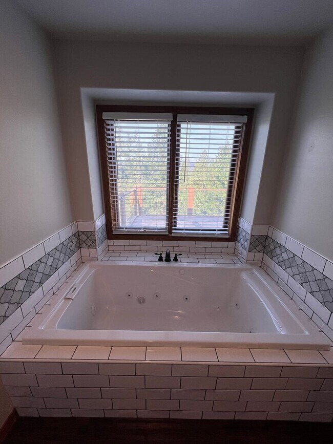 Building Photo - 5 Bedroom 3 Bathroom house coming soon