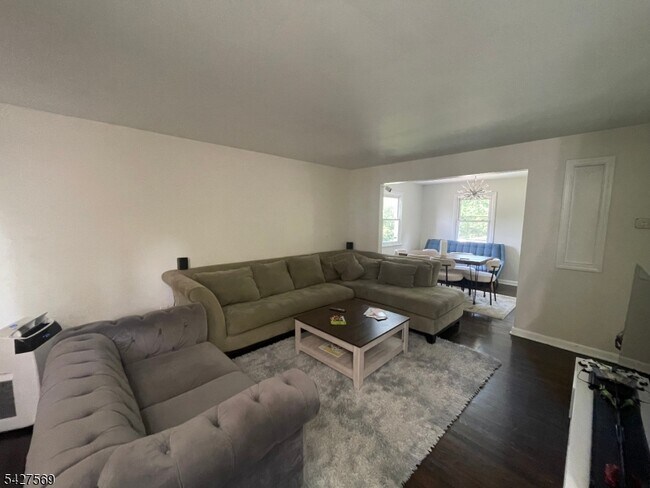 Building Photo - 1065 Sayre Rd S