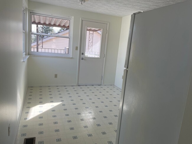 Building Photo - Large, Quiet Home In Englewood (Union) - N...