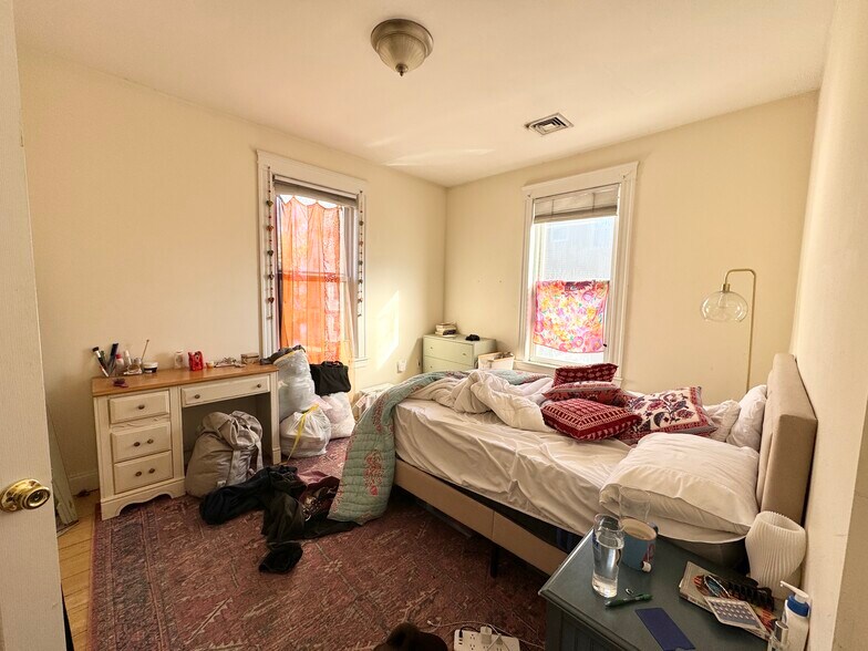 Building Photo - 11 Hillside St