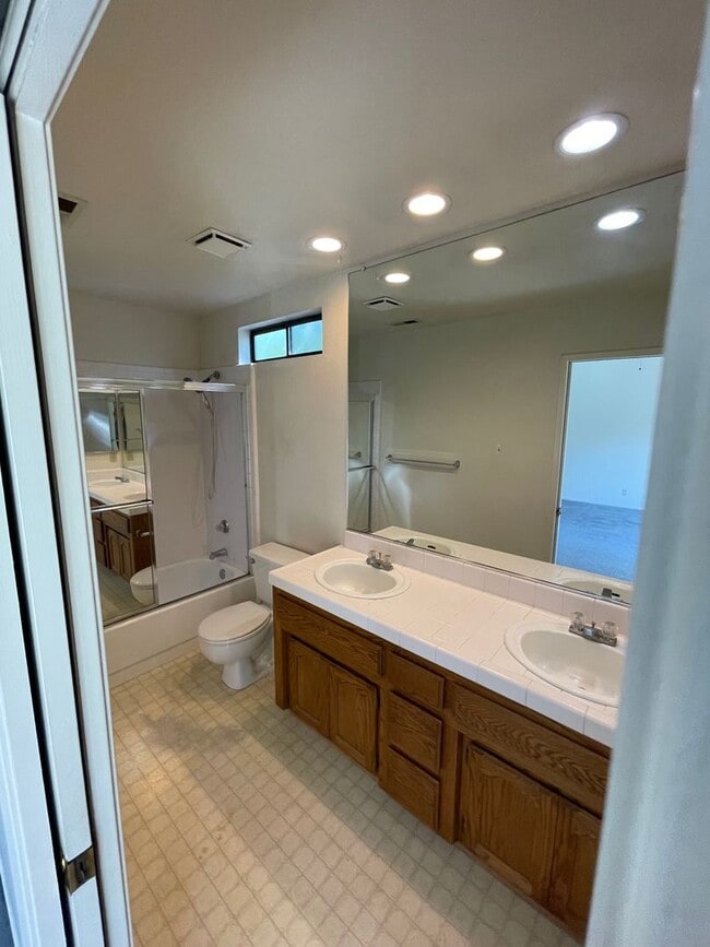 Building Photo - Beautiful 3 Bedroom 2 Bath Home in Excelle...