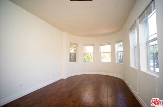 Building Photo - 917 S New Hampshire Ave