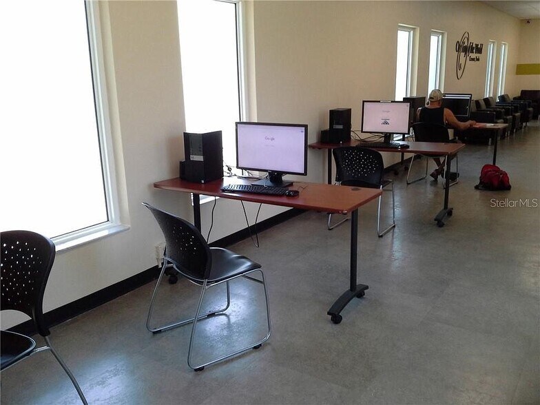 Computer lab - 2451 Canadian Way