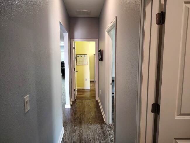 Building Photo - "Resort-Style Living in Davenport: Spacious 4-Bedroom Home with Solar Panels, Internet Included &...