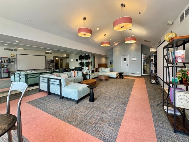 Building Photo - 40 E 9th St