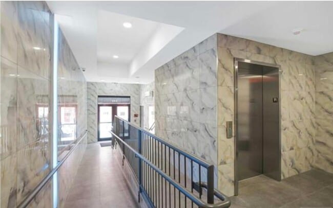 Building Photo - 545 39th St