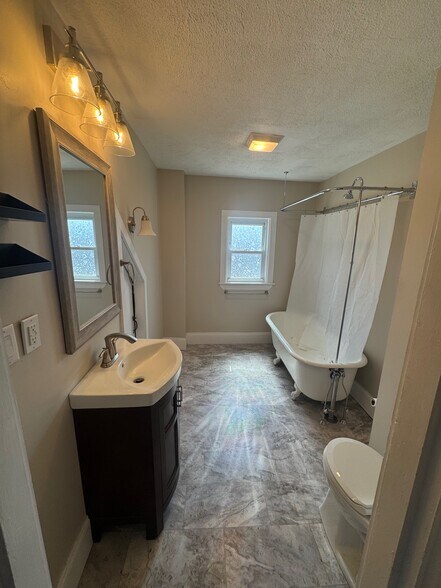 Building Photo - 17 Whitman Ave