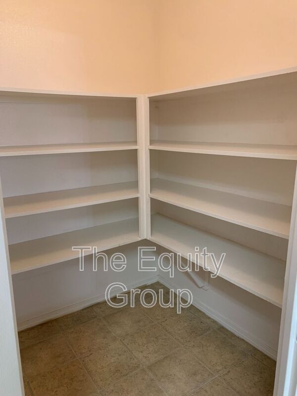 Building Photo - 4233 W Walnut Ave