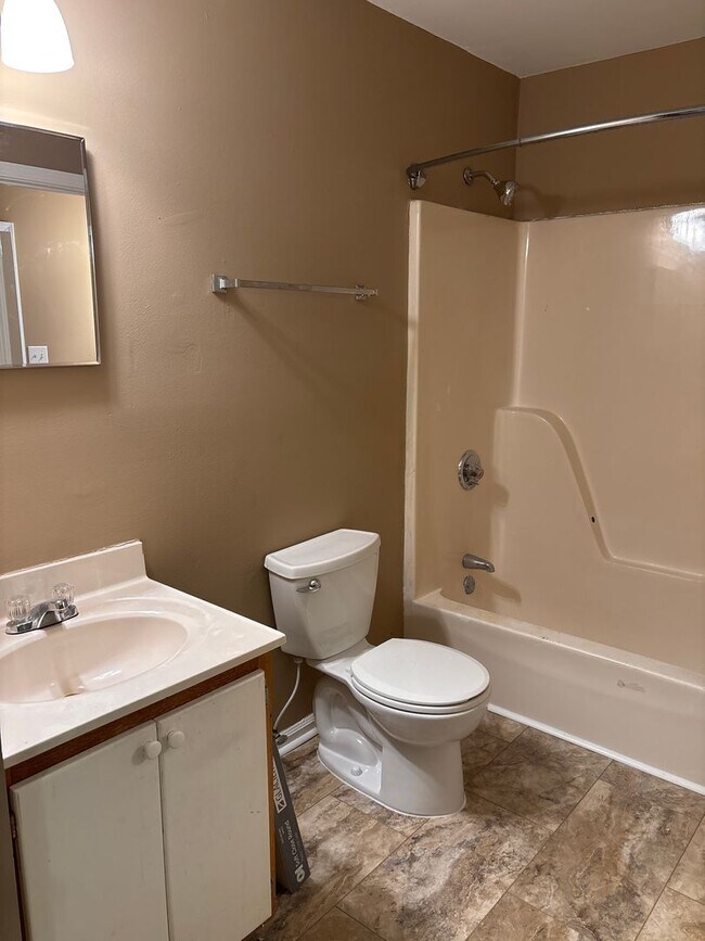 Building Photo - 3 Bedroom Convenient to A&T and Downtown Greensboro!