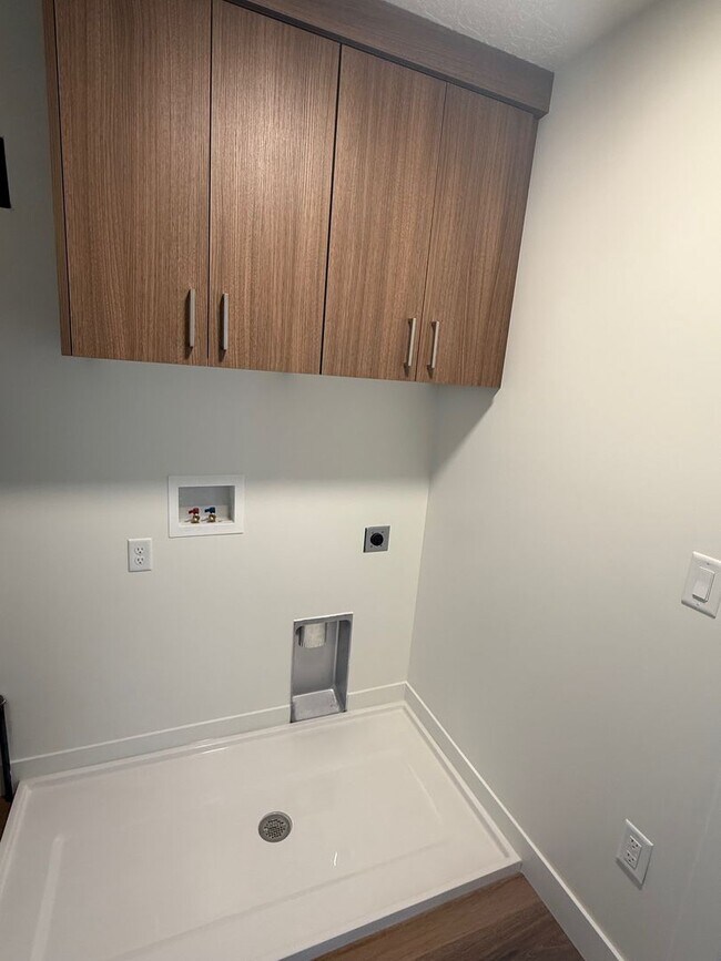 Building Photo - Half off first months rent - Beautiful townhome with 2 car garage, Central Air and Master Suite