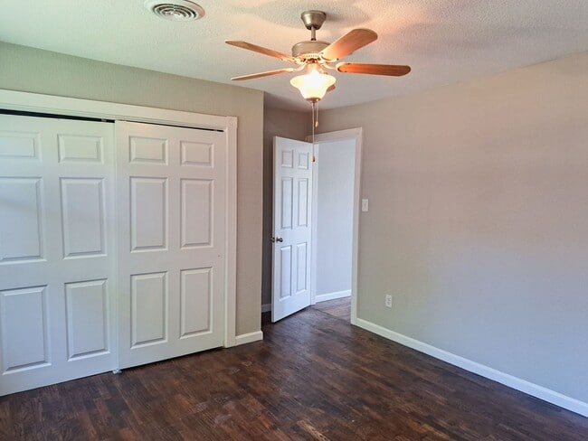 Building Photo - 4 bed / 2 bath / 2 car garage