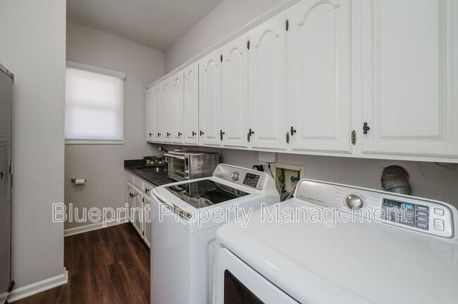 Building Photo - 5012 Wendover Dr