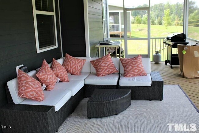 Building Photo - 5 Bedroom and a Bonus Room Single Family i...