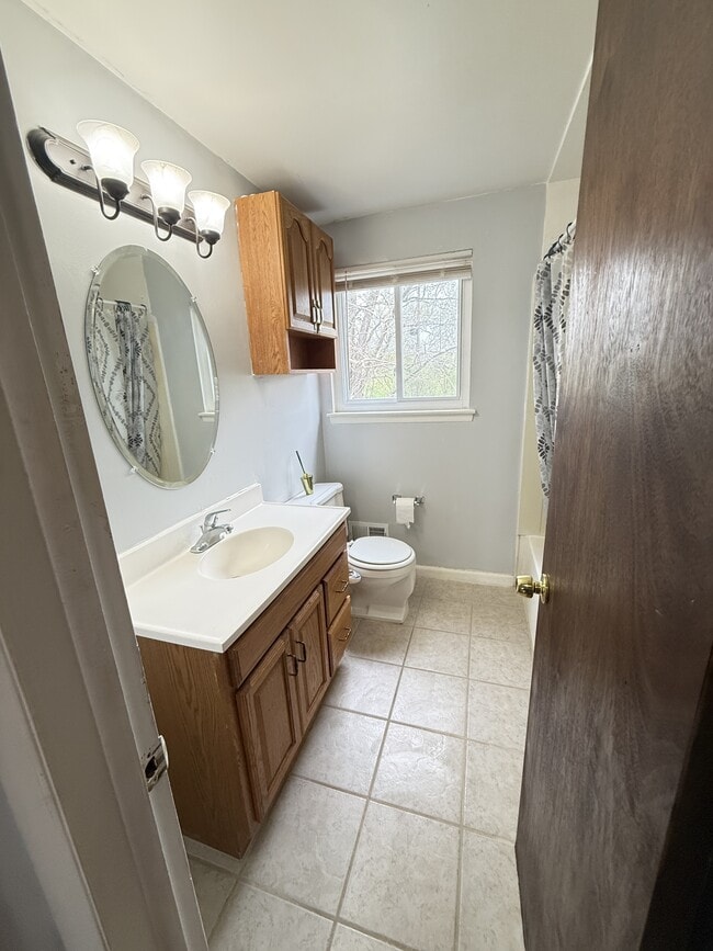 Building Photo - 176 N Christine Cir