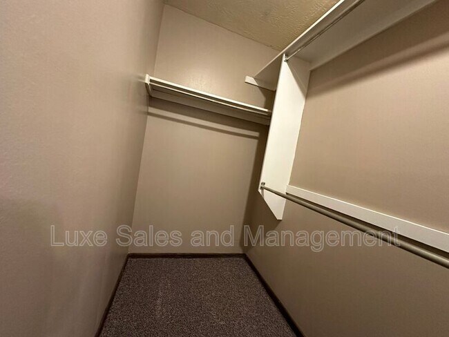 Building Photo - 813 N Eagle Ln