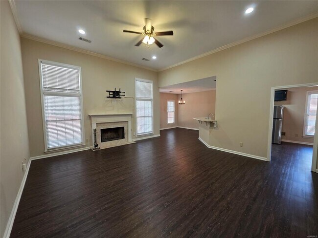 Building Photo - 2230 Kingsbury Dr