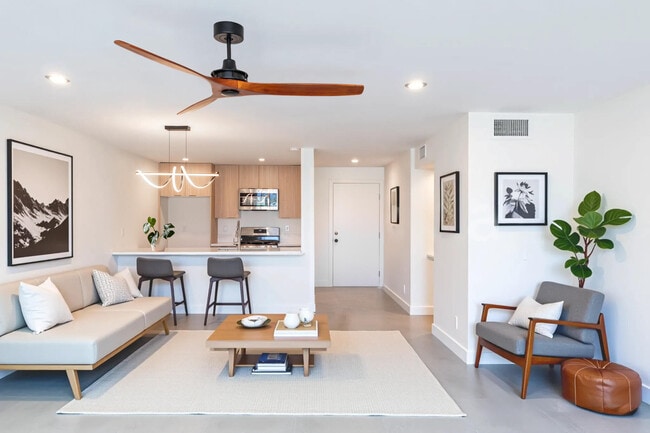 Building Photo - 1400 S Palm Canyon Dr