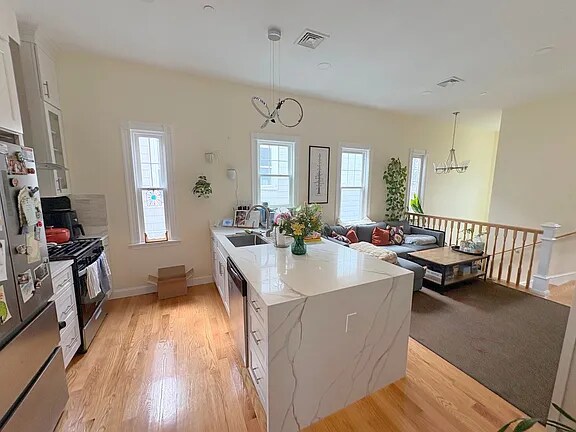 Building Photo - 32 Putnam Ave