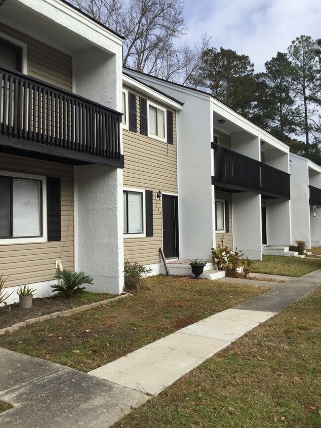 Building Photo - 2 Bedroom Spacious Townhome! with a Balcony