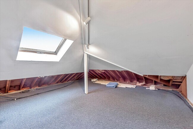 Building Photo - 954 Russell Ave