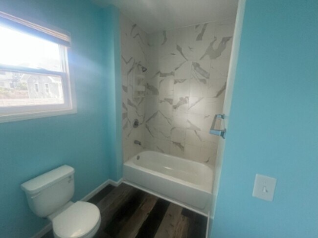 Building Photo - 2 Bed Available now!