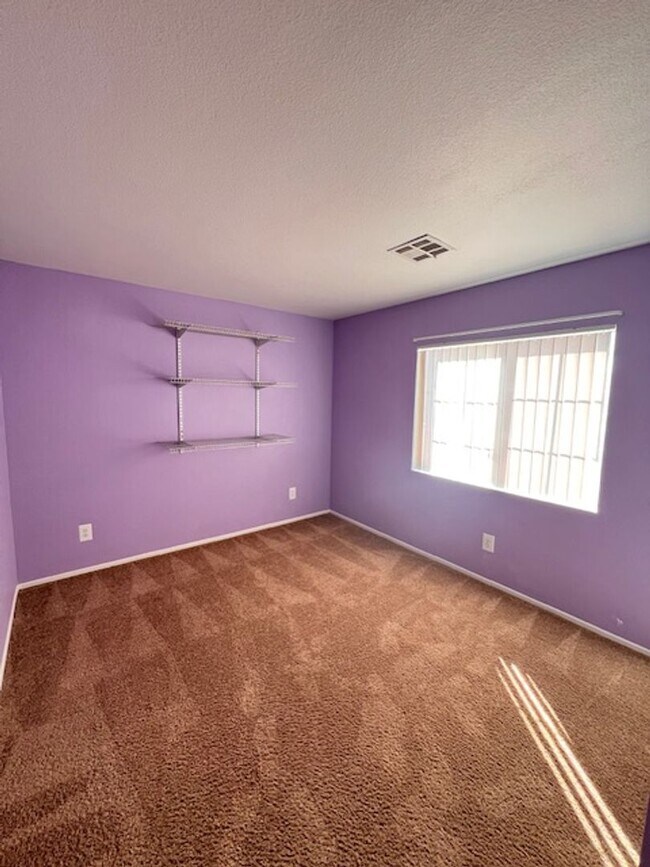Building Photo - 3bed/2bath single story house with spaciou...