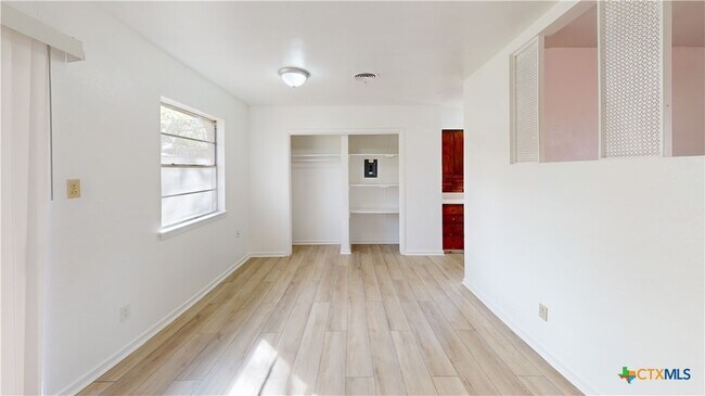 Building Photo - 1102 S Ann Blvd