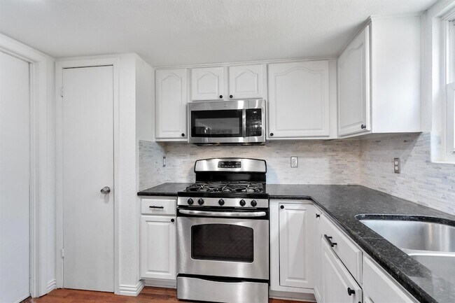 Building Photo - 9809 Meadowheath Dr