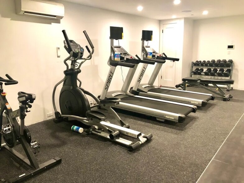 Building Photo - Furnished room/NOT APARTMENT