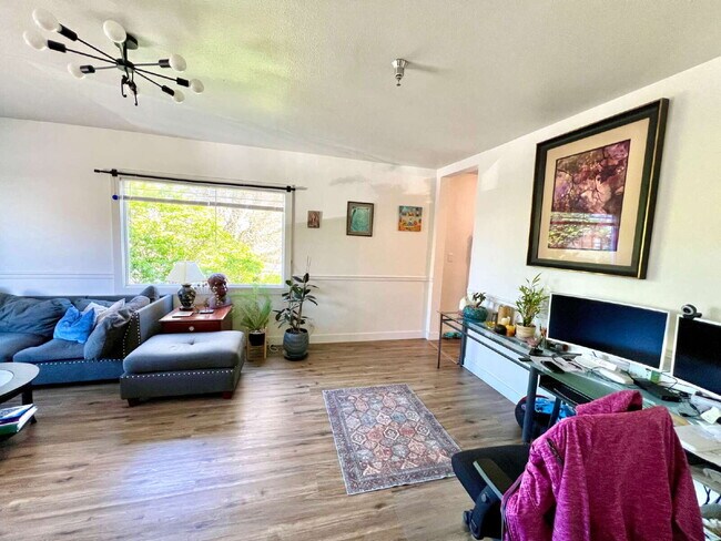 Building Photo - Corner Unit in the Heart of the Tacoma Art District!