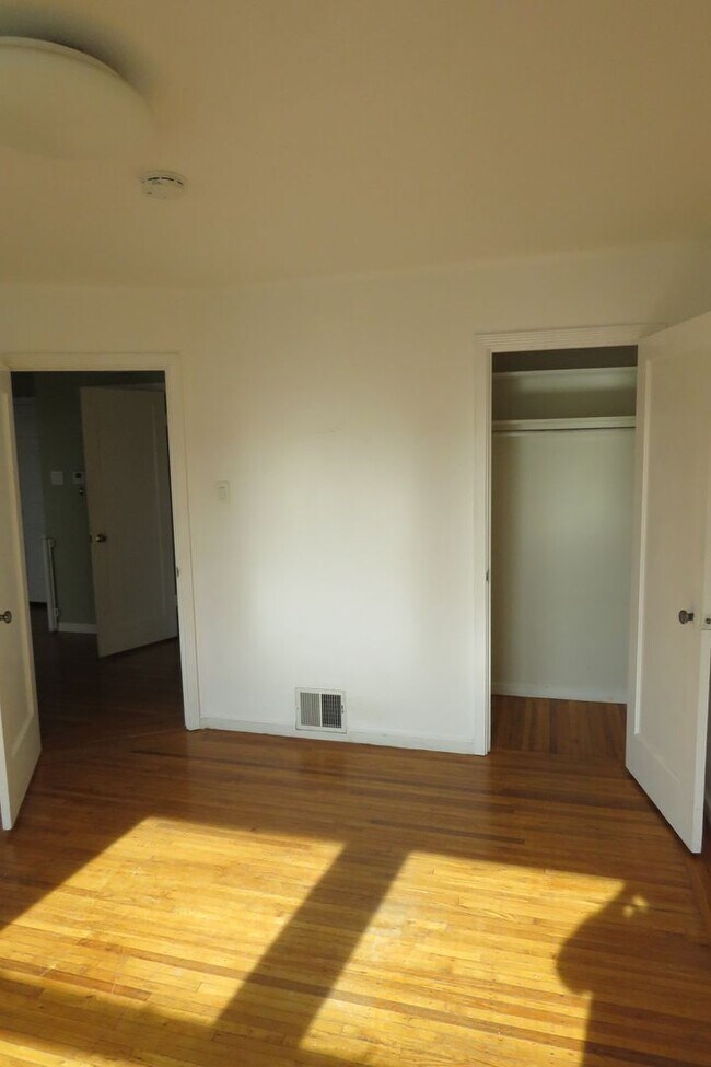 Building Photo - 2 Bedroom with VIEWS in Sunnyside Neighborhood