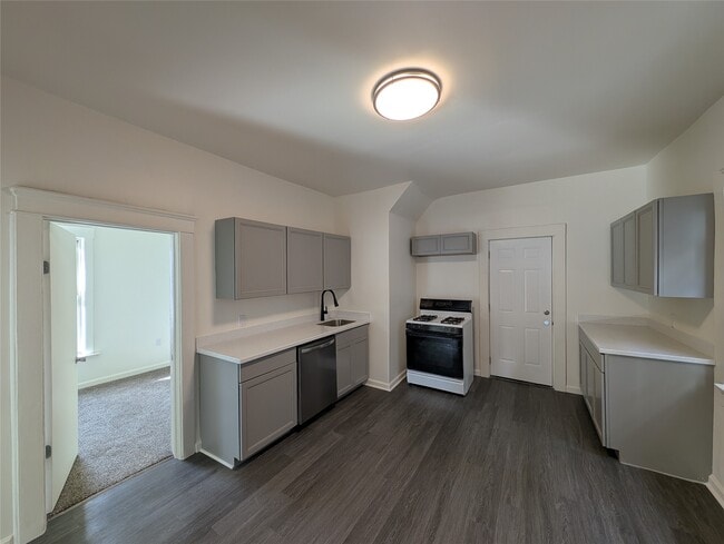 Building Photo - 502 E 2nd St