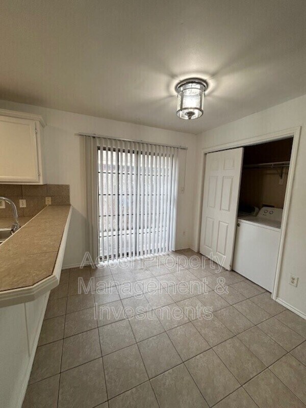 Building Photo - 1004 Fort Hood Ave