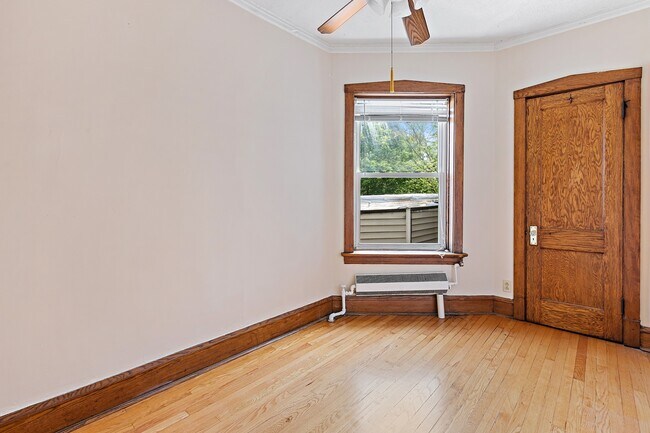 Building Photo - 3936 N Marshfield Ave
