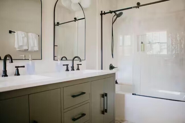 Building Photo - 946 Magnolia St SE