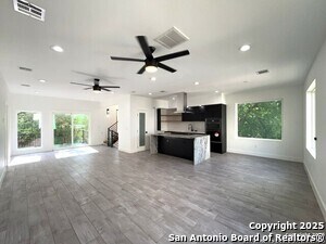Building Photo - 2615 S Flores St