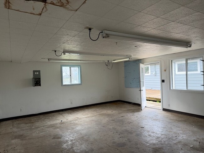 Building Photo - Updated 3 bedroom, 1 bath house in Creswell!